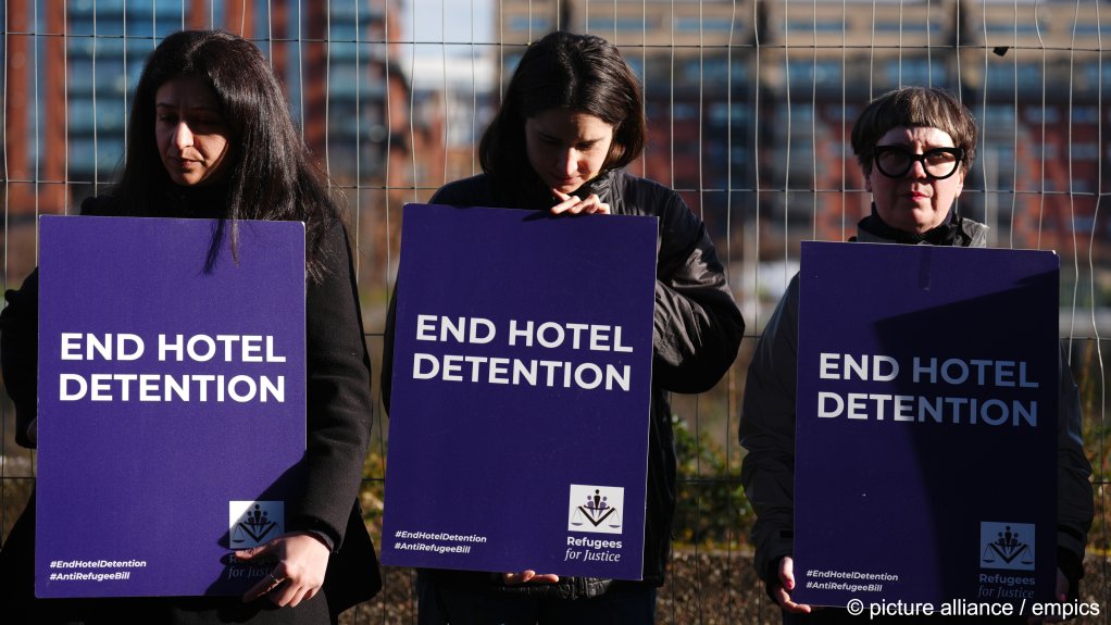 Protestors were seen outside the hearing, demanding an end to the common UK practise of accommodating asylum seekers in hotel rooms | Photo: picture-alliance/empice