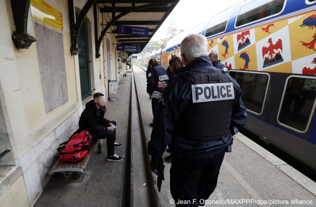 From file: Migrant controls on trains from Ventimiglia in Italy at Menton Garavan station by the national police and the civil reserve | Photo: Jean François Ottonello / picture alliance / dpa / MAXPPP