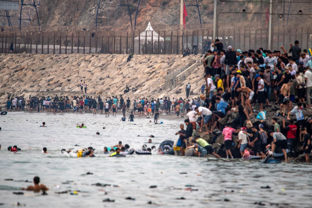 Tens of thousands of people tried to enter Ceuta this summer | Photo: Antonio Sempere / AP Photo