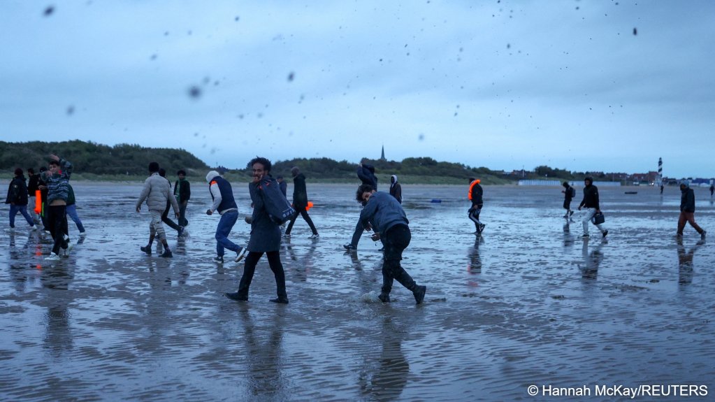 Migrants react as are dispersed by police while they try to leave the coast of northern France in an attempt to cross the English Channel to reach Britain, from the beach of Petit- Fort-Philippe in Gravelines, near Calais, France, September 28, 2026 | Photo: Hannah McKay / Reuters