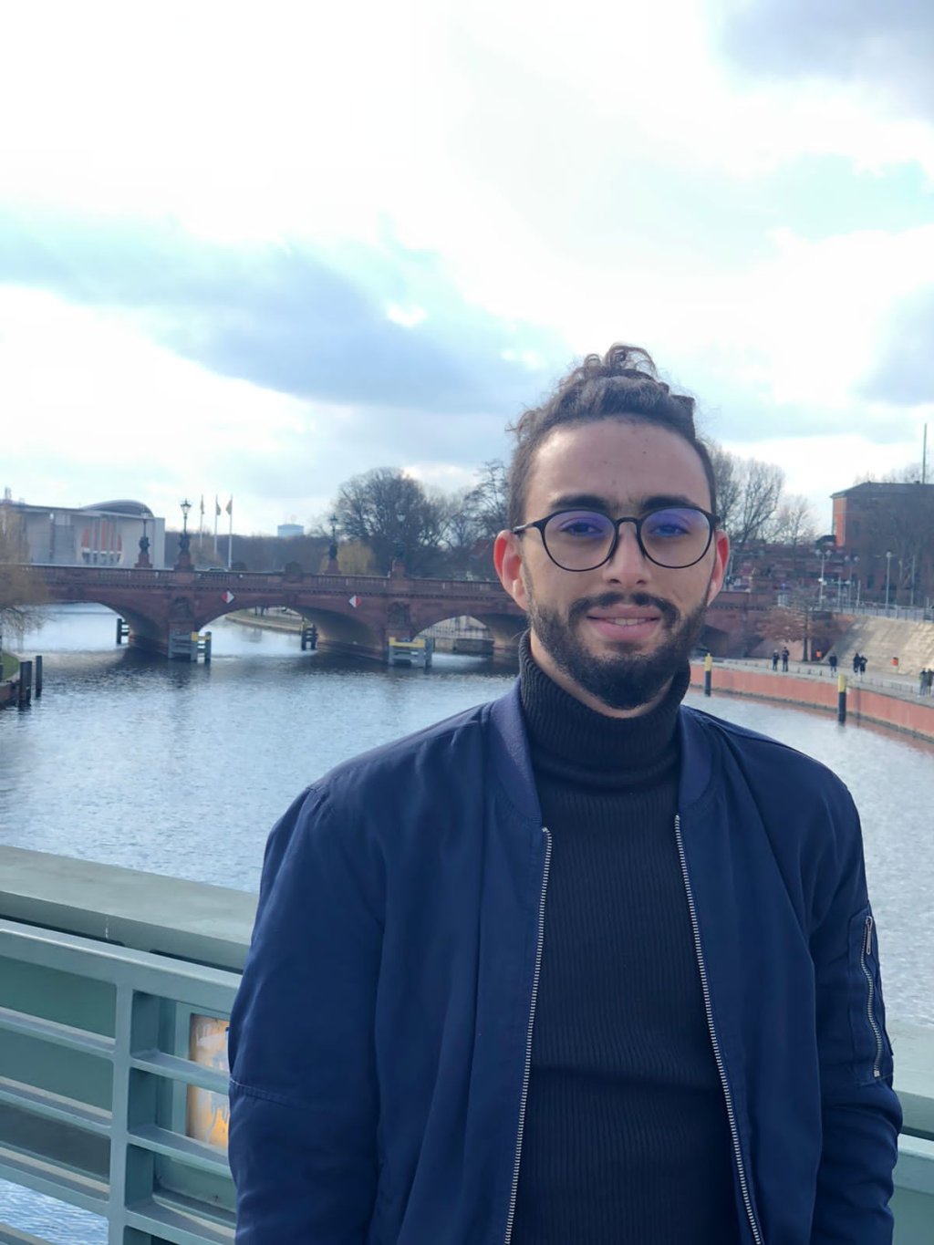عبد العزيز، طالب مغربي حاصل على إقامة طالب في أوكرانيا، يتواجد حاليا في ألمانيا
