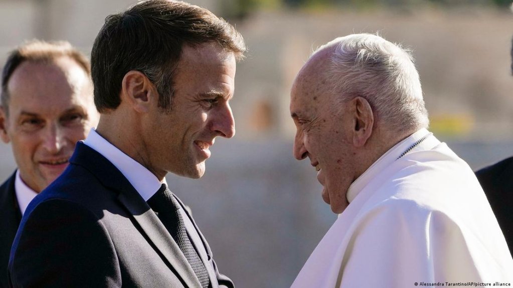 French opposition politicians have criticized Macron's decision to take part in a Mass with Pope Francis as an affront to secular French values | Photo: Alessandra Tarantino/AP/picture alliance
