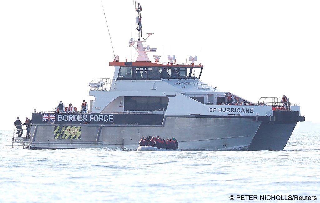 From file: Migrants who launched from the coast of northern France to cross the English Channel are rescued by Britain's Border Force, near Dover, Britain, August 4, 2021 | Photo: Peter Nicholls / Reuters