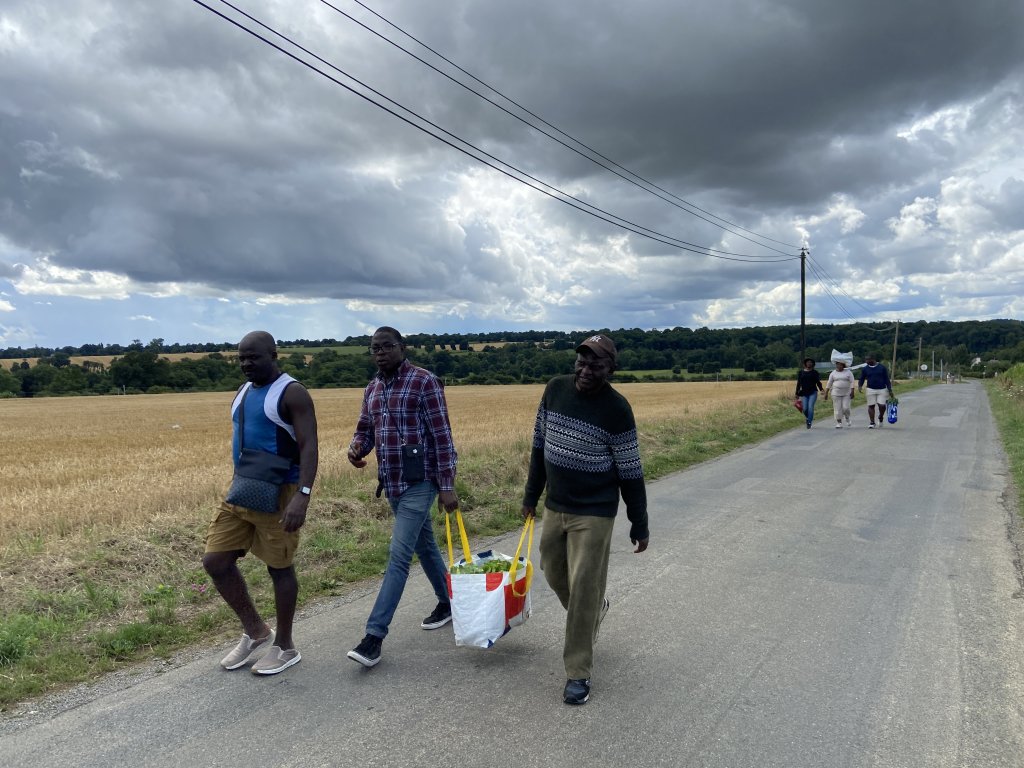 To get to the plot of land they farm, the exiles must take a bus and then walk for 45 minutes | Photo: InfoMigrants