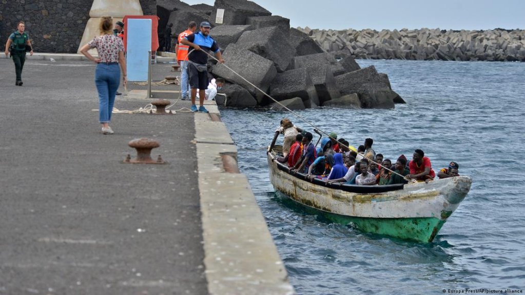 يخاطر الالاف المهاجرين بحياتهم في رحلات بحرية يحفها الموت من كل اتجاه للوصول إلى جزر الكناري الإسبانية. صورة من: Europa Press/AP/picture allianc