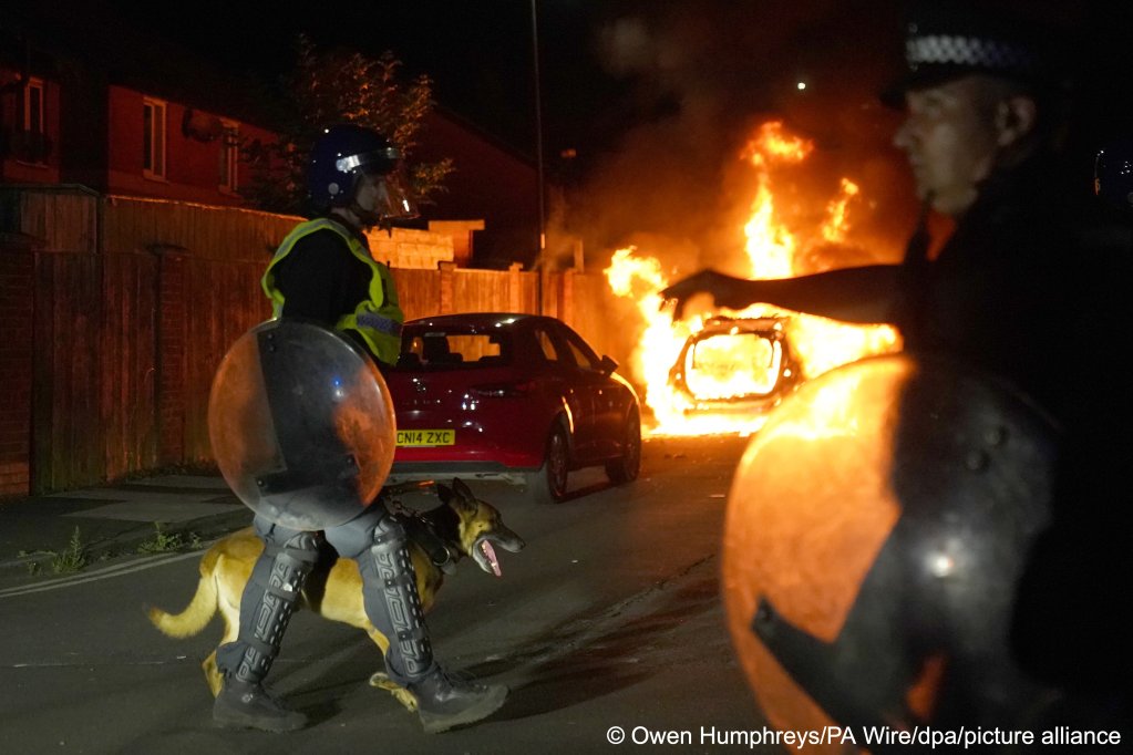 Une voiture de police brûle dans les rues de Hartlepool, en Angleterre. Crédit : Owen Humphreys/PA Wire/dpa/picture alliance