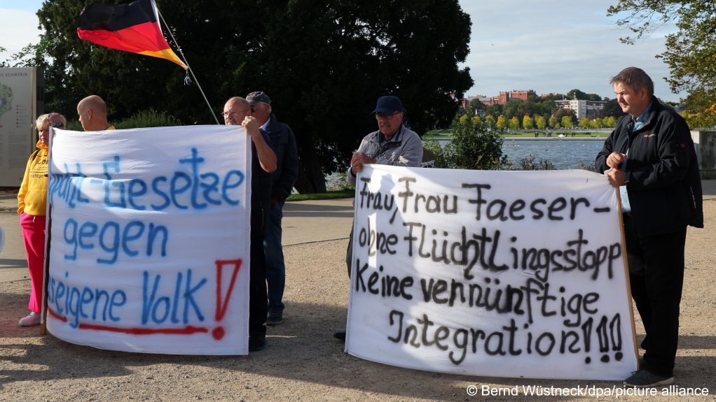 Citizens protest against a refugee shelter in Upahl in the small northeastern German village of Upahl, where residents have protested against a controversial asylum seeker housing center for months | Photo: Bernd Wüstneck/picture-alliance