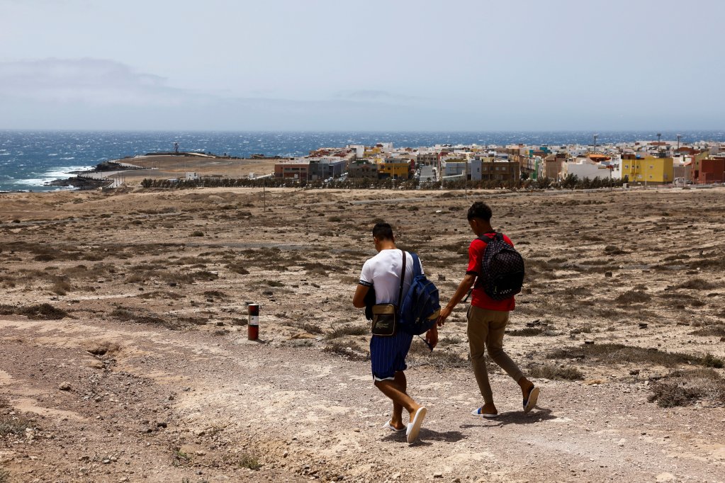 Des mineurs marocains près du centre d'Arinaga, à Grande Canarie, le 11 juillet 2024. Crédit : Reuters