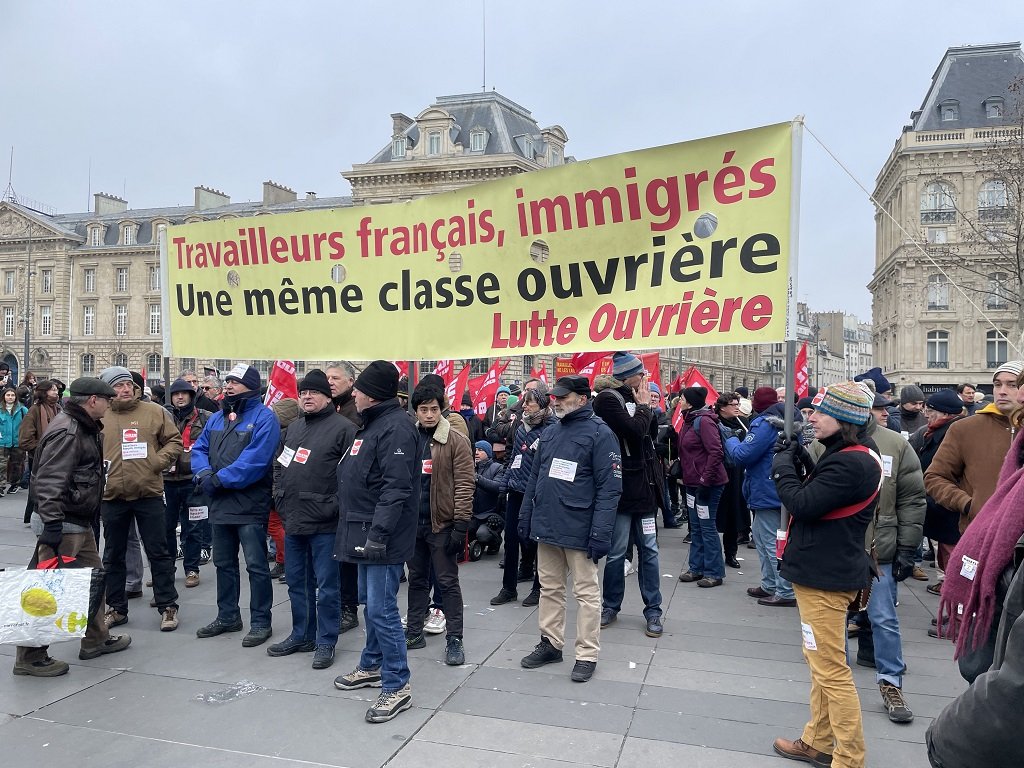 "عمال فرنسيون ومهاجرون.. طبقة عمالية موحّدة"، إحدى اللافتات التي حملها المتظاهرون، باريس 14 كانون الثاني/يناير 2024. المصدر: مهاجرنيوز