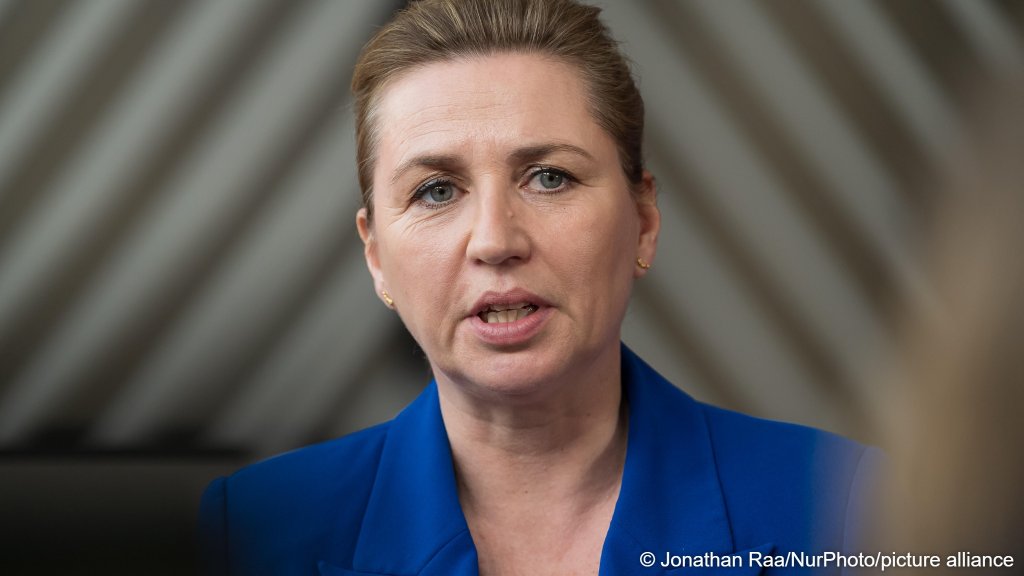 Denmark's Prime Minister Mette Frederiksen speaks to journalists as she arrives prior to the European summit meeting in Brussels, Belgium, on March 19, 2026 | Photo: Jonathan Raa / NurPhoto