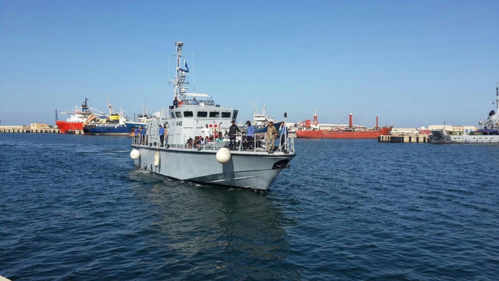وصول زورق تابع للبحرية الليبية إلى ميناء طرابلس وعلى متنه 47 مهاجرا. المصدر: أنسا / المكتب الصحفي البحري الليبي