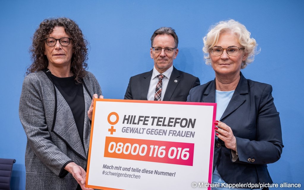 File photo: Christine Lambrecht (from the center-left SPD party -r), Petra Söchting, head of the "Violence Against Women" helpline (l), and Holger Münch (c), President of the Federal Criminal Police Office (BKA), display the helpline's phone number during a press conference | Photo: Michael Kappeler / picture alliance/dpa