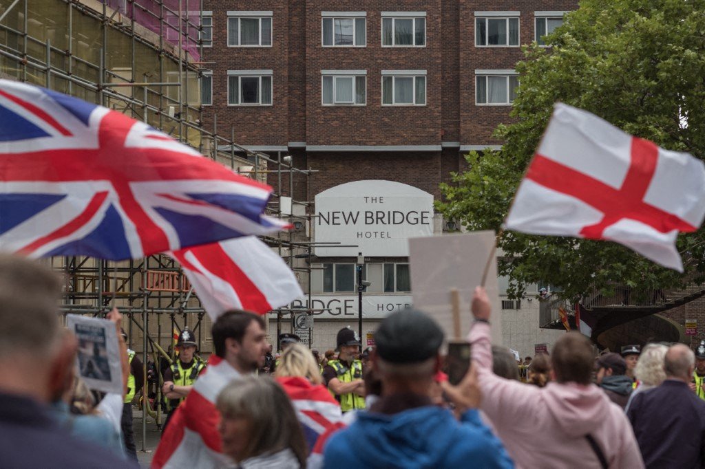 Protesters gathered outside the New Bridge Hotel in Newcastle on August 9, 2025, calling for the closure of hotels housing asylum seekers. Photo: Ian Forsyth, Getty Images via AFP