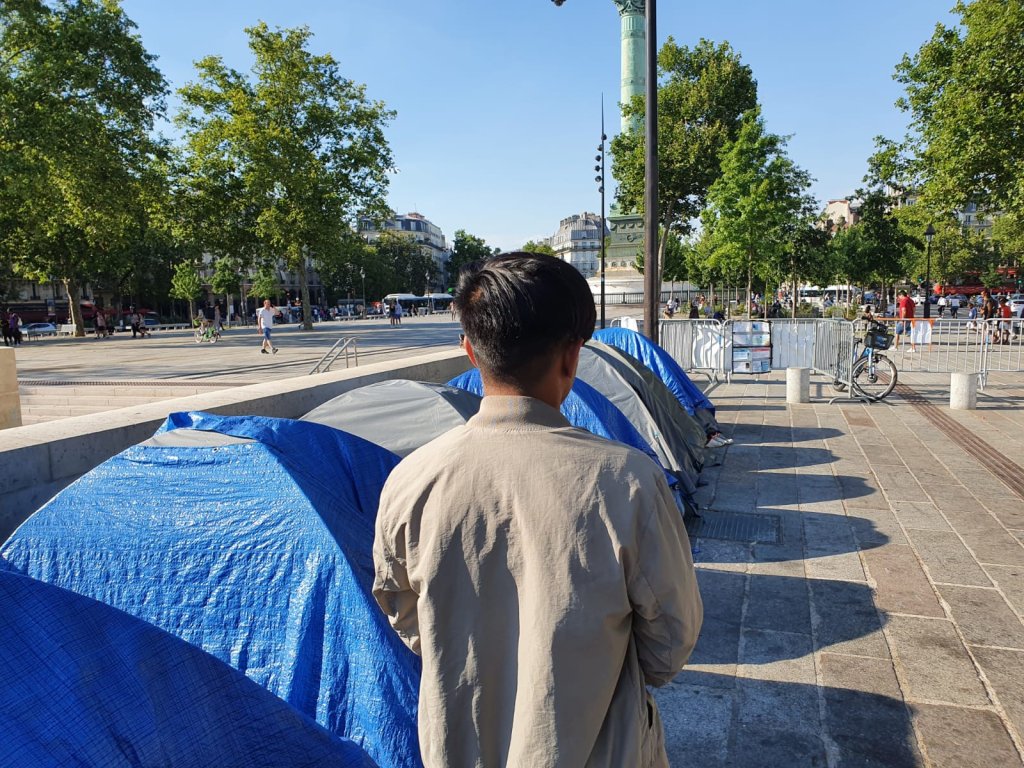 عزت الله مهاجر ۱۶ ساله افغان نیز در میدان بستی پاریس در زیر خیمه زندگی می‌کند. عکس: مهاجرنیوز
