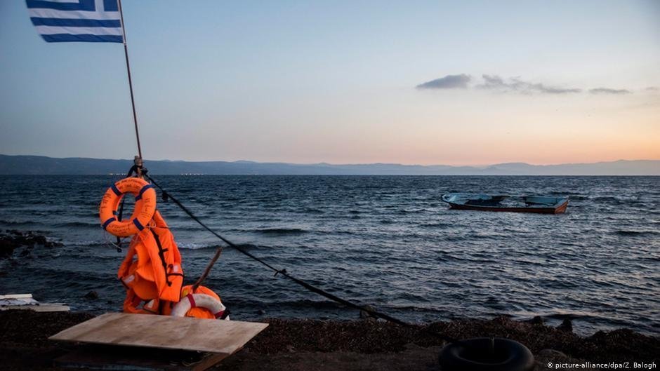 یک قایق مهاجران در برابر سواحل جزیره یونانی لیسبوس قرار دارد
عکس: Z. Balogh / dpa picture alliance