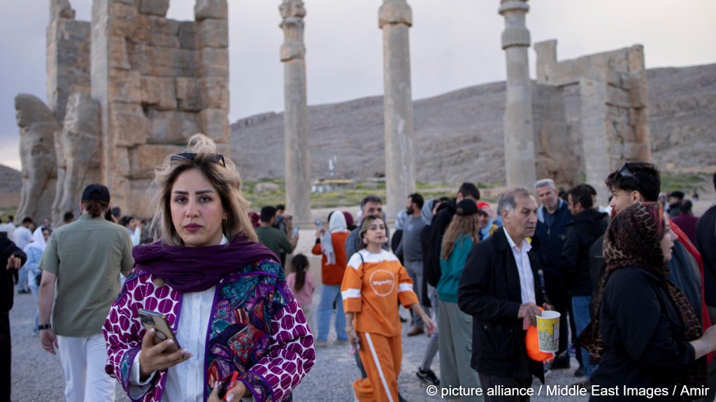 File photo used as illustration: Thousands of Iranians visit the site of Persepolis during the festival of Nowruz (New Year) here in March 2025 | Photo: Amir / picture alliance / Middle East Images