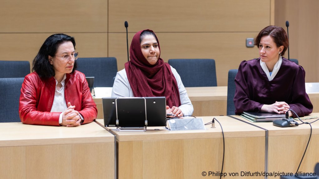 Plaintiff Humaira Waseem (m) sits with her lawyers Fatma Bostan (l) and Ines Bodenstein (r) in the Federal Court of Justice building ahead of the verdict announcement | Photo: picture-alliance