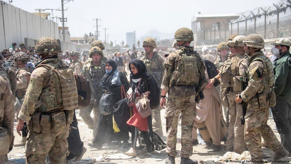 میدان هوایی بین المللی کابل ماه اگست سال ۲۰۲۱: روند تخلیه افغان ها توسط سربازان امریکایی، آلمانی و دیگر کشور ها