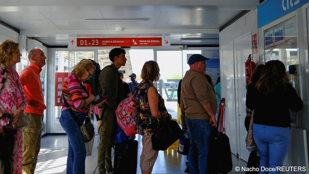 Abdelmoujoud Erra queues for a bus ticket in April this year, so he can obtain a vulnerability certificate to help him regularize his status in Spain | Photo: Nacho Doce / Reuters