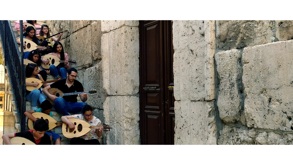 باسل حداد مع بعض الأطفال يعزفون الموسيقى