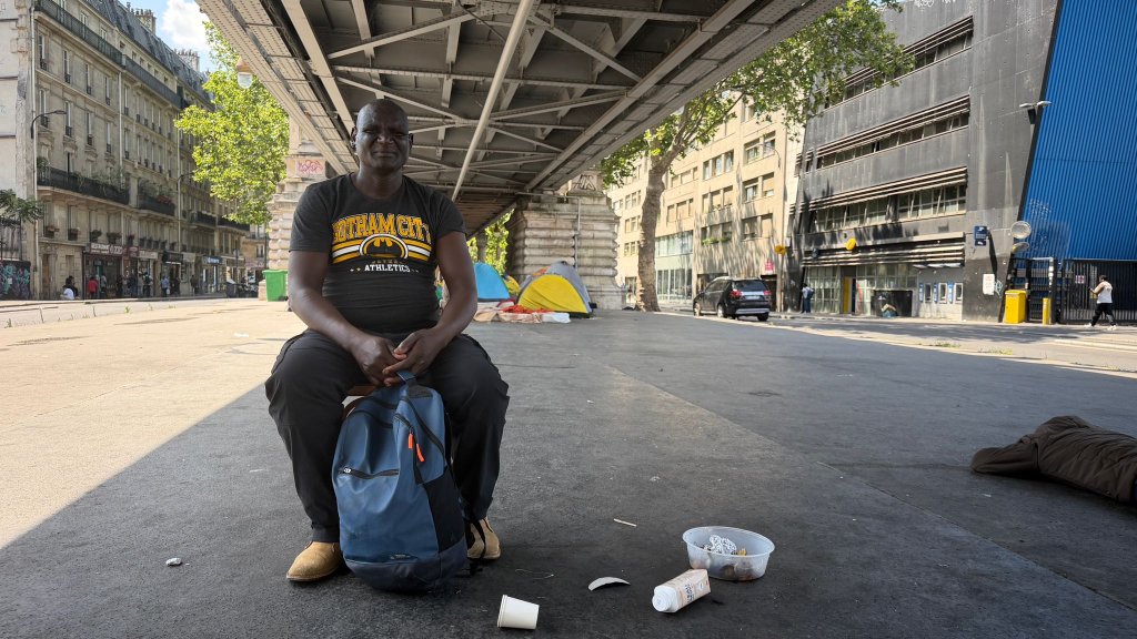 Damar, originaire du Soudan, est en France depuis un an et huit mois. Pour lui, la plus grande difficulté est de trouver le sommeil en pleine canicule. Crédit : InfoMigrants