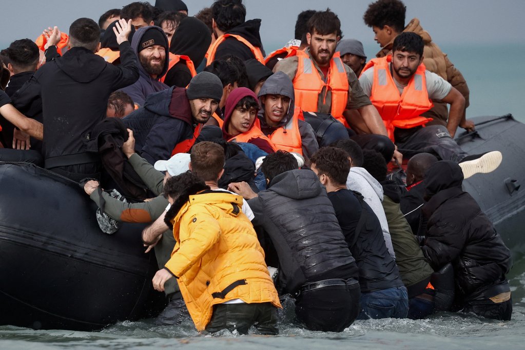 Migrants are seen trying to get on a dinghy to try to cross the English Channel on September 4, 2024 | Photo: Reuters