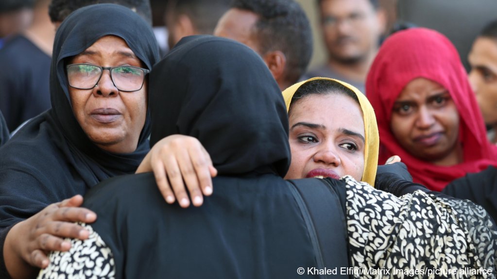Many Sudanese have been faced with a difficult choice, the excitement of returning home, balanced with fears of what they might find when they get there | Photo: Khaled Elfiqi / Matrix images / picture alliance