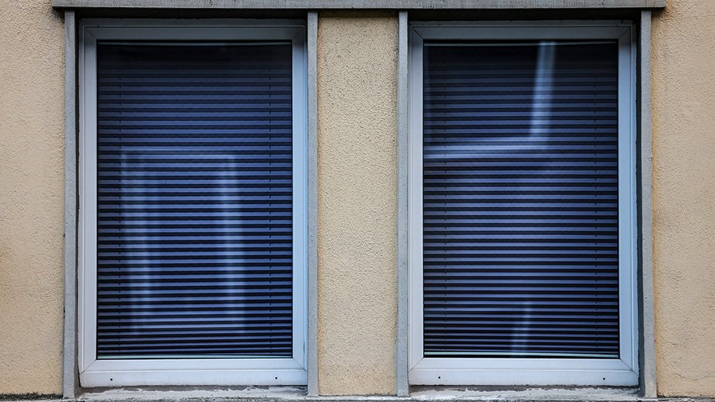 Behind these window blinds, police gathered evidence against an international smuggling gang, operating across Germany, France and the UK to smuggle migrants across the Channel | Photo: Christoph Reichwein / dpa / picture alliance