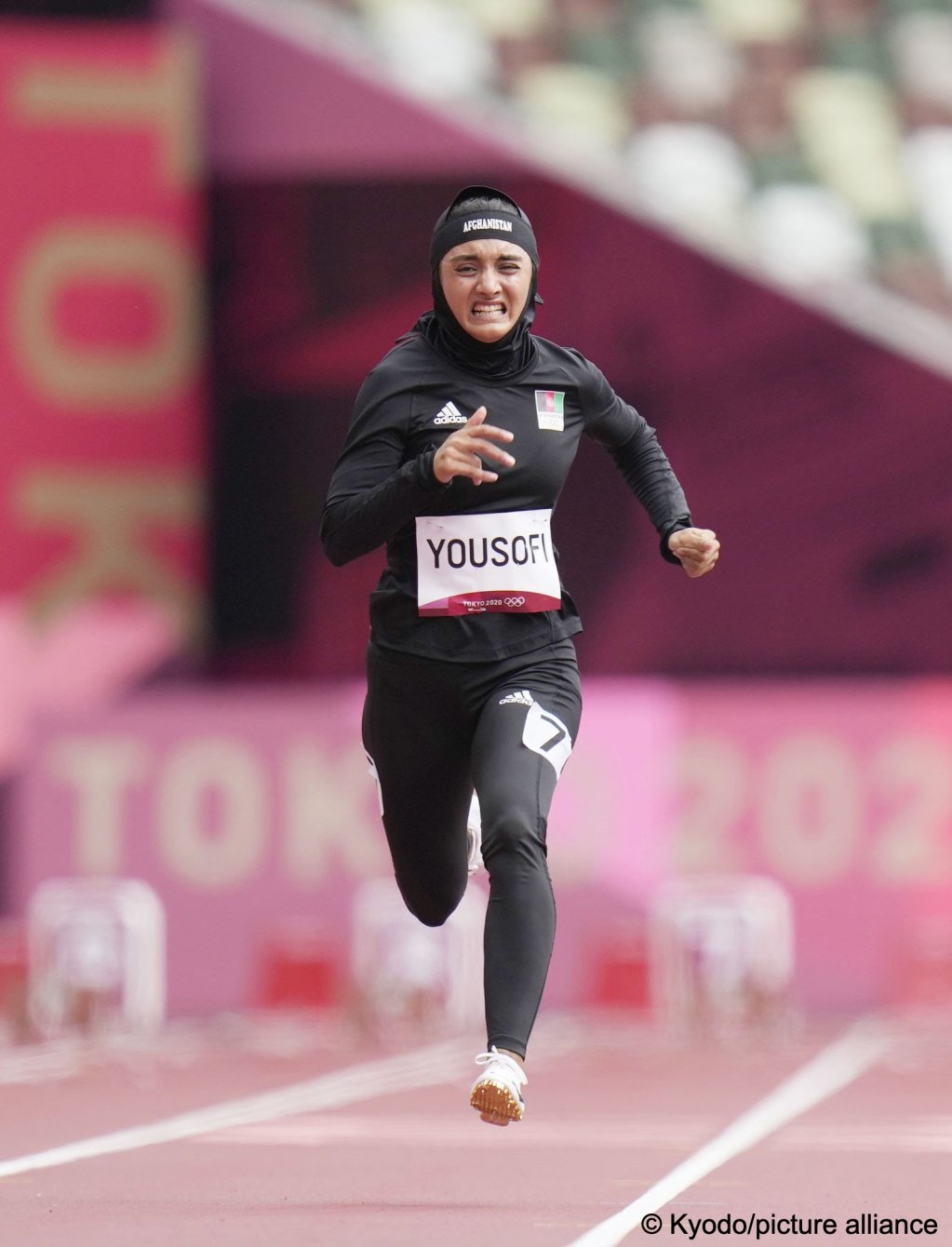 Afghan sprinter Kimia Yousofi is seen competing in the women's 100-meter preliminary round of the Tokyo Olympics on July 30, 2021 | Photo: picture alliance / Kyodo