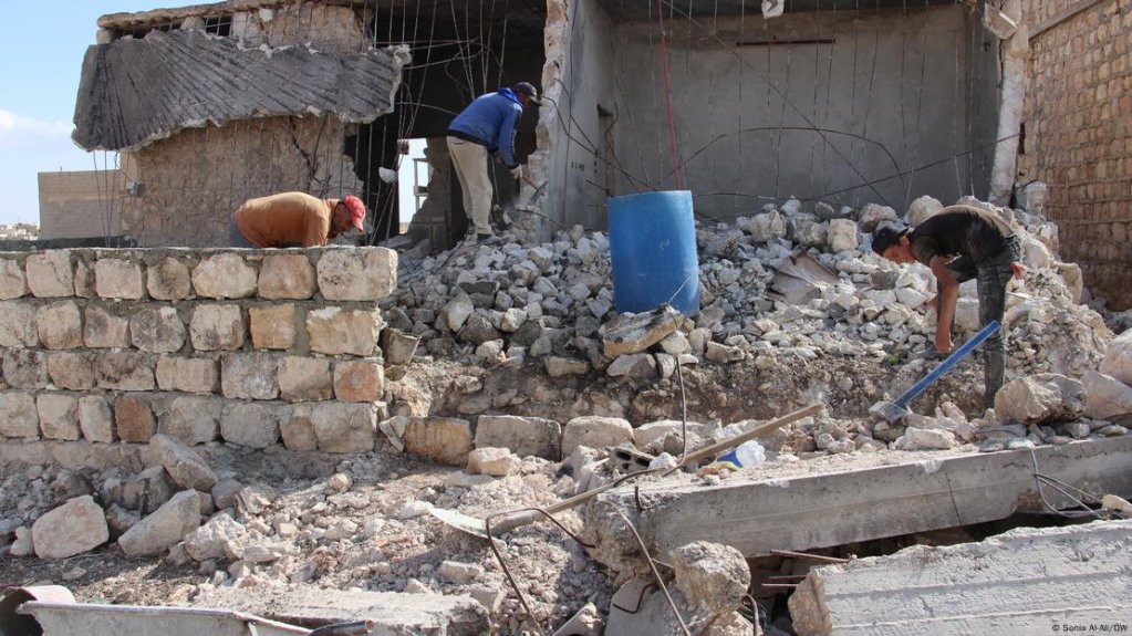 Returnees are often forced to try to rebuild with their own hands and simple tools | Photo: Sonia Al-Ali/DW