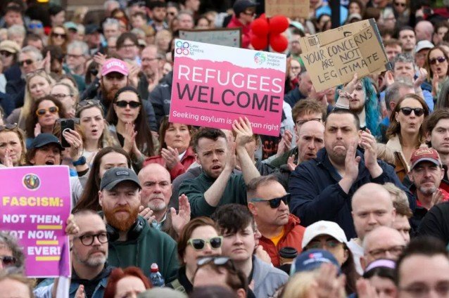 People gathered in Belfast to show their support for migrants and asylum seekers | Photo: Paul Faith / AFP
