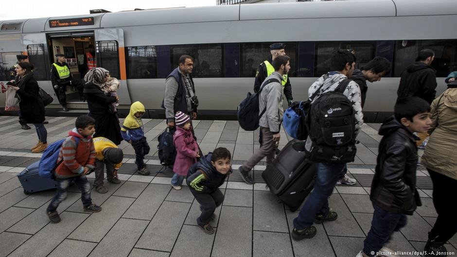 Un groupe de migrants arrivent en train à Malmo, en Suède, en novembre 2015. Crédit : picture alliance