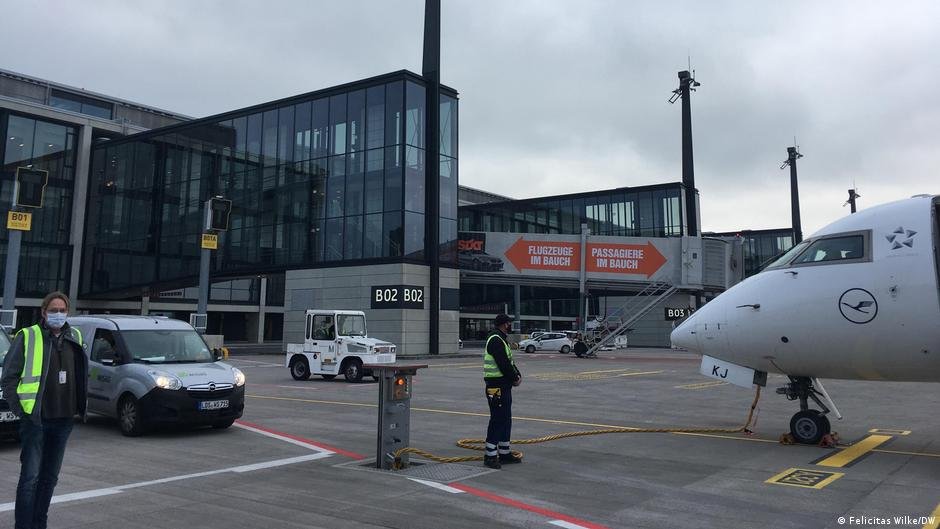 Upon arrival, migrants without papers might have to spend almost three weeks at the airport terminal | Photo: Felicitas Wilke/DW