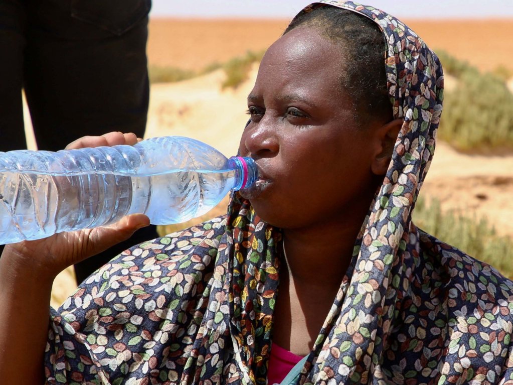 Tafaul Omar, a pregnant 26-year-old nurse told her story of being abandoned in the desert between Tunisia and Libya to Reuters | Photo: Hazem Ahmed / Reuters