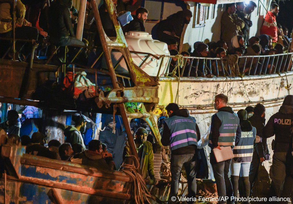 Police check a fishing boat carrying 487 migrants in the southern Italian port of Crotone on March 11, 2023 | Photo: Valeria Ferraro/AP/picture-alliance