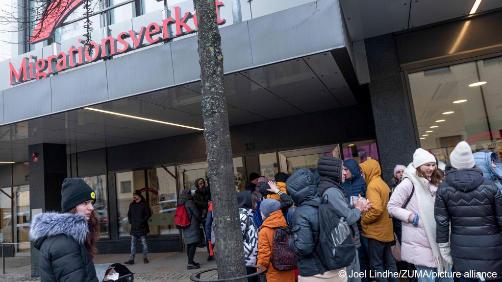 File photo: Asylum seekers queue in front of the Swedish Migration Agency’s premises in Sundbyberg, Stockholm | Photo: Joel Lindhe/ZUMA Press Wire/picture-alliance