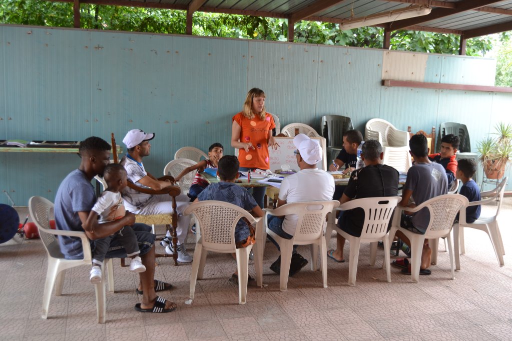 Italian teacher Beatrice Gornati teaching Italian at the refugee center Sai Pedara | Photo: Alessandro Puglia 