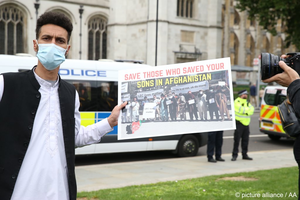 There has been extensive criticism of the resettlement programs both in and outside the houses of parliament. Here a demonstrator in 2021 exorts the government to do more to bring Afghans who worked for coalition forces out and to safety | Photo: Hasan Esen / Anadolu Agency / picture alliance 