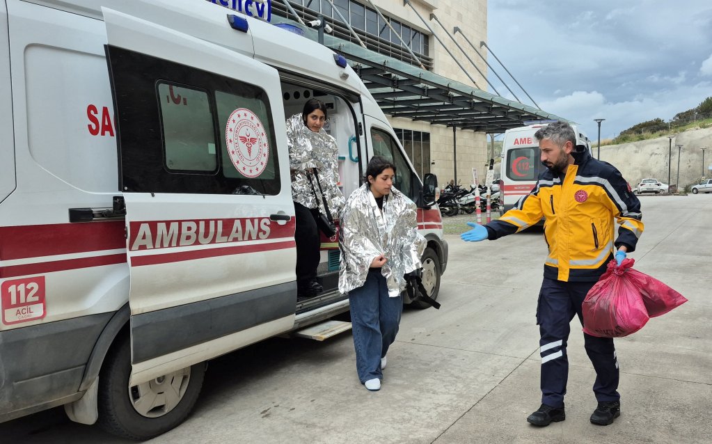 People rescued after a migrant boat sank off Turkey’s Aegean coast get out of an ambulance upon arrival at a hospital in Bodrum, Mugla province, Turkey, April 1, 2026 | Photo: Reuters