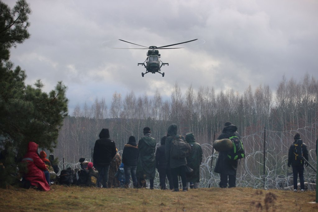 Migranci zbierają się w pobliżu ogrodzenia z drutu kolczastego, próbując przekroczyć granicę z Polską w obwodzie grodzieńskim na Białorusi 8 listopada 2021 r. Źródło: Reuters