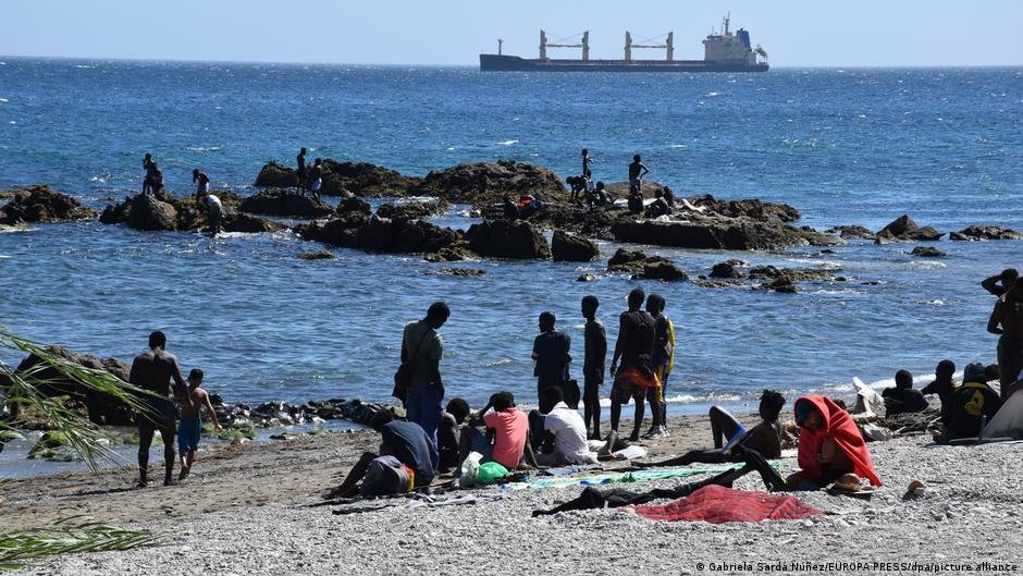 In late July, tens of thousands of people crossed into Ceuta, swimming around border fortifications at sea | Photo: Gabriela Sardá Núñez/EUROPA PRESS/dpa/picture alliance