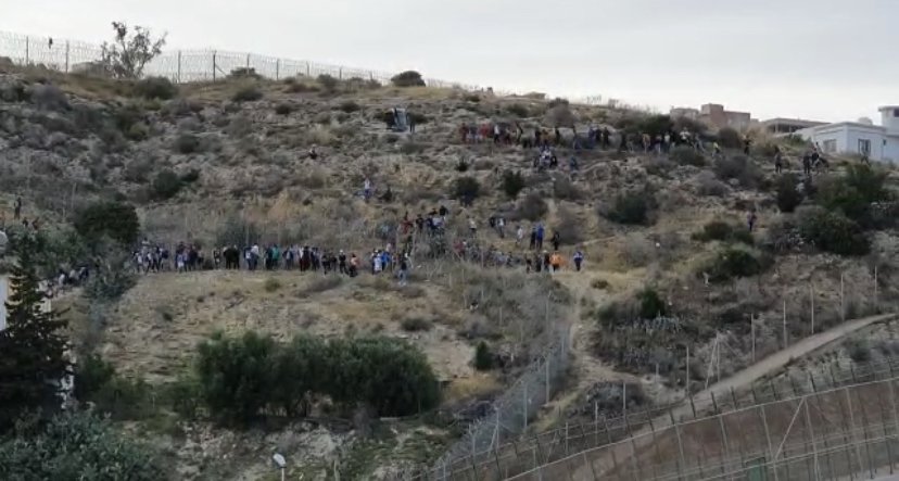 Des centaines de migrants se massent derrière les clôtures de Melilla depuis le Maroc. Crédit : InfoMigrants