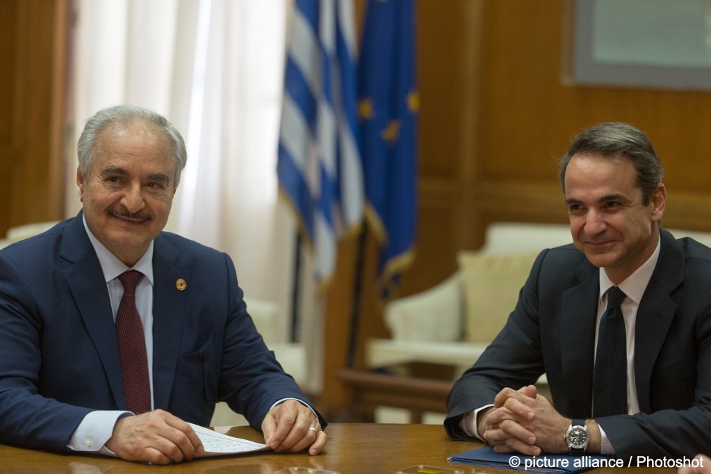 File photo: Meetings between Greek Prime Minister Kyriakos Mitsotakis (R) and Commander of the Libyan National Army (LNA) Khalifa Haftar took place already in January 2020 | Photo: Marios Lolos / picture alliance / photoshot