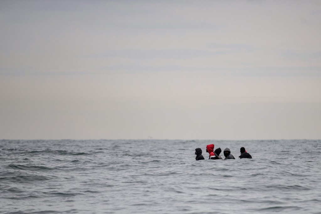 Les migrants traversent la Manche à bord de canots pneumatiques, de paddles, de kayaks, voire de gilets de sauvetage. Crédit : France 24