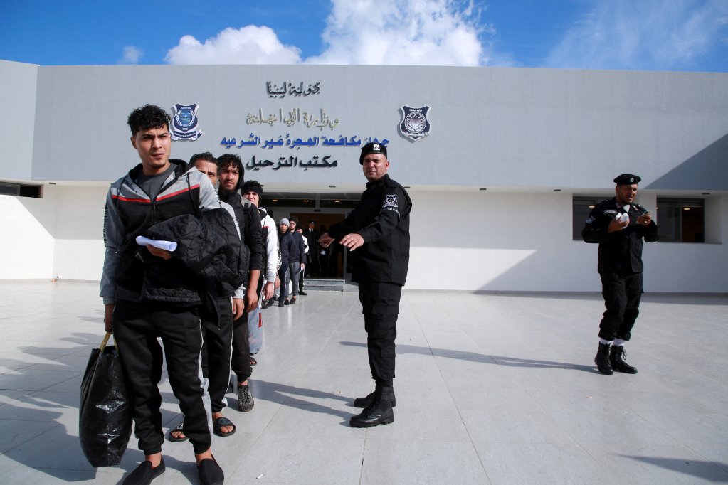 Des migrants devant le bâtiment de l'immigration clandestine à Tripoli, en Libye (archives). Crédit : Reuters