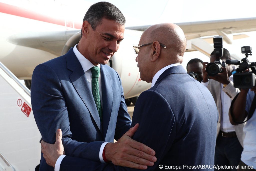 Il primo ministro spagnolo Pedro Sanchez (a sinistra) e il presidente della Mauritania Mohamed Ould Ghazuani (a destra) hanno firmato un accordo nell'agosto 2024 per limitare l'immigrazione irregolare verso le Isole Canarie | Foto: picture-alliance/Pool Moncloa/Europa Press