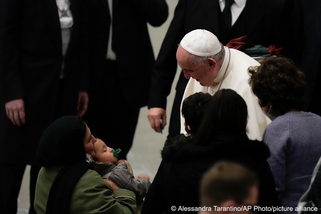 پاپ فرانسیسکوس رهبر کاتولیک های جهان در پایان سخنرانی عمومی هفتگی خود در واتیکان، از یک خانواده پناهجوی افغان با کودک مریض شان استقبال کرد