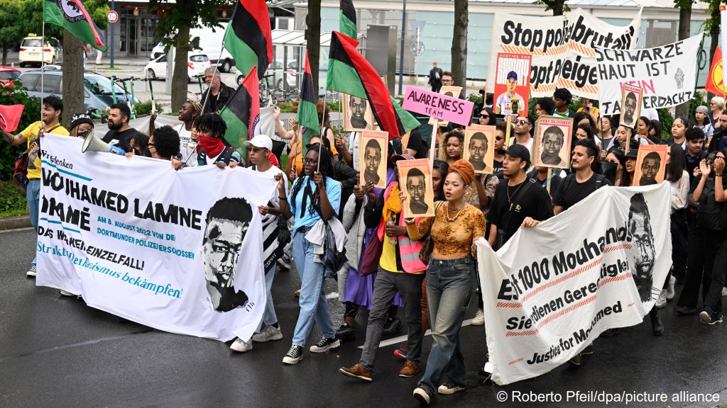Protestors took to the streets in Dortmund following the acquittal of the police officers, December 12, 2024 | Photo: Roberto Pfeil / picture alliance