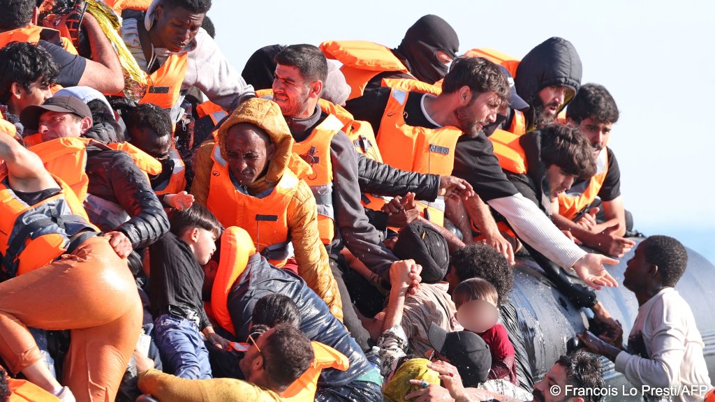 Smugglers pack more and more migrants on their boat, as seen in this image taken on the beach of Gravelines, northern France, on July 29, 2026 | Photo: Francois Lo Presti/AFP