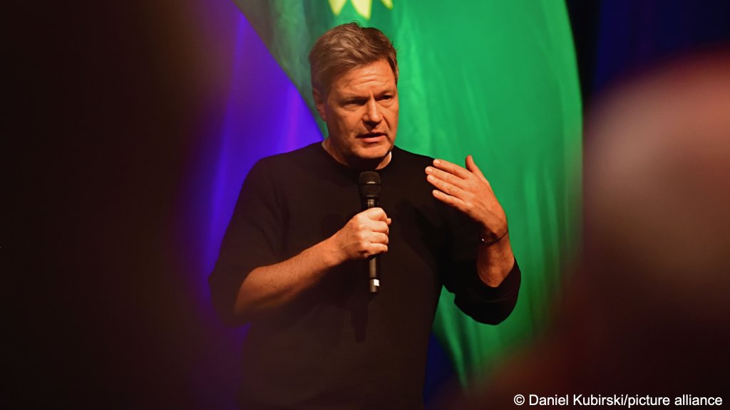 File photo: Greens leader Robert Habeck is an advocate of voluntary return programs as the preferred way of sending those who are not granted leave to remain in Germany back to their home countries | Photo: Daniel Kubirski / picture alliance